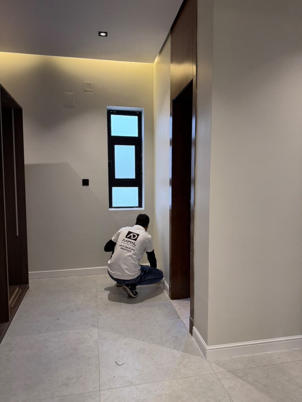 فني يعمل قرب مستوى الأرضية